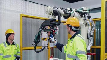 ingenieur werken en controlerend robotica met toezicht houden systeem software automatisering robot arm. ai, kunstmatig intelligentie. video