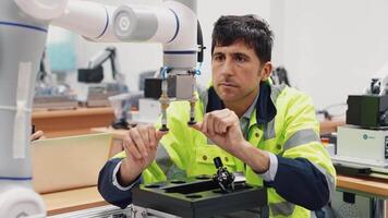 ingenieur werken en controlerend robotica met toezicht houden systeem software automatisering robot arm. ai, kunstmatig intelligentie. video