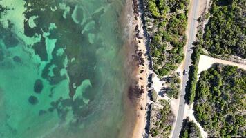 coche conducción pasado arrecife turquesa mar punto peron aéreo 4k video