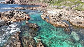 aereo metraggio ragazza nuoto nel il acquario Australia 4k video