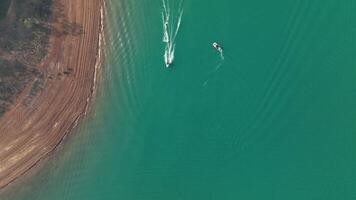 Deportes acuáticos chorro esquí barcos lago brockman Perth Australia aéreo 4k video