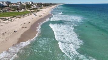 piscina por el playa anfiteatro surf Scarborough playa Perth aéreo 4k video