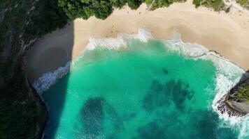 increíble playa costa acantilados kelingking playa nusa penida bali aéreo 4k video