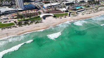 piscina di il spiaggia anfiteatro fare surf Scarborough spiaggia Perth aereo 4k video