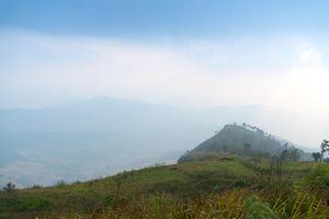 paisaje ver a montaña cima. ruta cabezas a el cima de la montaña ver punto de phu nom. a phu langka Phayao provincia de tailandia foto