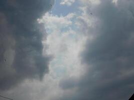 negro nubes en el cielo durante el día foto