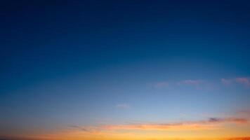 puesta de sol azul cielo, nube fondo, tarde vívido crepúsculo cielo con denso nubes terminado mar playa en invierno,panorama hermosa paisaje naturaleza Mañana amanecer cielo en verano foto