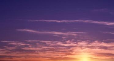 puesta de sol cielo, nubes terminado playa en el noche con azul rojo, naranja amarillo y púrpura luz de sol en verano, hermoso panorámico naturaleza amanecer, romántico cielo con oscuridad crepúsculo foto