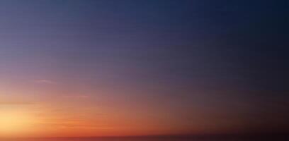 puesta de sol cielo, nubes terminado playa en el noche con azul rojo, naranja amarillo y púrpura luz de sol en verano, hermoso panorámico naturaleza amanecer, romántico cielo con oscuridad crepúsculo foto