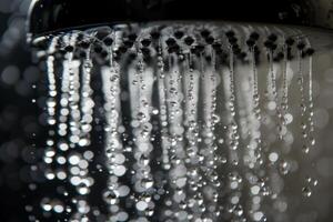 ai generado agua vierte desde el ducha, de cerca de salpicaduras foto