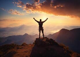 ai generado silueta de un hombre en pie en parte superior de un montaña con su manos arriba a puesta de sol foto