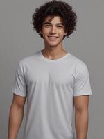 ai generado calle estilo blanco camiseta Bosquejo presentando joven hombre modelo en gris antecedentes ideal modelo para impresión diseño en casual vestir foto