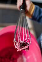 niño teniendo divertido modelado sal masa, auténtico actividad con natural rosado colorante remolacha jugo, multa motor habilidades desarrollo foto