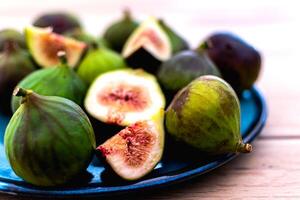 higo frutas en un lámina, ficus carica foto