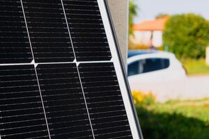 solar paneles en un bien expuesto pared de un individual casa, haciendo ahorros siguiendo el energía crisis, ciudadano ecológico gesto, verde energía foto