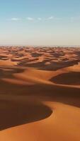 uma hipnotizante Visão do a sahara deserto a partir de acima, exibindo a ondulado padrões do areia dunas Como longe Como a olho pode Vejo video