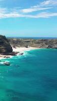 uma deslumbrante Visão do a oceano atrás a irregular rochas, perfeito harmonia entre terra e água. video