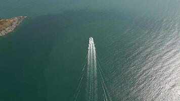 antenne visie van een speedboot in tropisch zee in Thailand video
