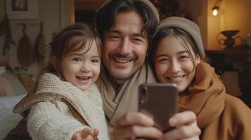 ai generado el padre es participación su Teléfono móvil y intentando a tomar un autofoto, mientras su esposa y dos pequeño hermanos son acecho el pantalla, entusiasmado. padres son mirando a el teléfono pantalla con foto