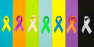 mundo cáncer día antecedentes. vistoso cintas, cáncer conciencia. multicolor superficie. internacional agencia para investigación en cáncer foto