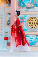 mujer vestir China nuevo año. retrato de un mujer. persona en tradicional traje. mujer en tradicional traje. hermosa joven mujer en un brillante rojo vestir y un corona de chino reina posando foto