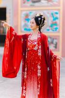 mujer vestir China nuevo año. retrato de un mujer. persona en tradicional traje. mujer en tradicional traje. hermosa joven mujer en un brillante rojo vestir y un corona de chino reina posando foto