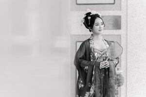 mujer vestir China nuevo año. retrato de un mujer. persona en tradicional traje. mujer en tradicional traje. hermosa joven mujer en un brillante rojo vestir y un corona de chino reina posando foto