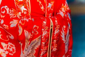 mujer vestir China nuevo año. retrato de un mujer. persona en tradicional traje. mujer en tradicional traje. hermosa joven mujer en un brillante rojo vestir y un corona de chino reina posando foto