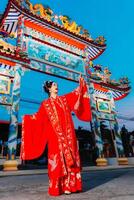 mujer vestir China nuevo año. retrato de un mujer. persona en tradicional traje. mujer en tradicional traje. hermosa joven mujer en un brillante rojo vestir y un corona de chino reina posando foto