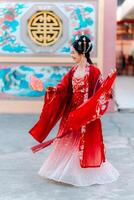 mujer vestir China nuevo año. retrato de un mujer. persona en tradicional traje. mujer en tradicional traje. hermosa joven mujer en un brillante rojo vestir y un corona de chino reina posando foto