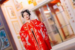 mujer vestir China nuevo año. retrato de un mujer. persona en tradicional traje. mujer en tradicional traje. hermosa joven mujer en un brillante rojo vestir y un corona de chino reina posando foto