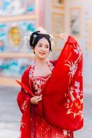 mujer vestir China nuevo año. retrato de un mujer. persona en tradicional traje. mujer en tradicional traje. hermosa joven mujer en un brillante rojo vestir y un corona de chino reina posando foto