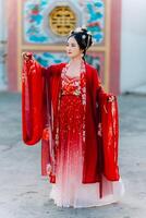 mujer vestir China nuevo año. retrato de un mujer. persona en tradicional traje. mujer en tradicional traje. hermosa joven mujer en un brillante rojo vestir y un corona de chino reina posando foto