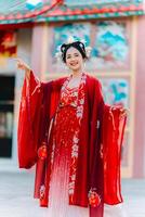 mujer vestir China nuevo año. retrato de un mujer. persona en tradicional traje. mujer en tradicional traje. hermosa joven mujer en un brillante rojo vestir y un corona de chino reina posando foto