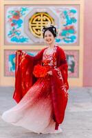 mujer vestir China nuevo año. retrato de un mujer. persona en tradicional traje. mujer en tradicional traje. hermosa joven mujer en un brillante rojo vestir y un corona de chino reina posando foto