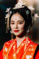 mujer vestir China nuevo año. retrato de un mujer. persona en tradicional traje. mujer en tradicional traje. hermosa joven mujer en un brillante rojo vestir y un corona de chino reina posando foto