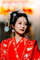 mujer vestir China nuevo año. retrato de un mujer. persona en tradicional traje. mujer en tradicional traje. hermosa joven mujer en un brillante rojo vestir y un corona de chino reina posando foto