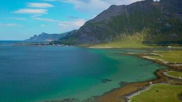 voar sobre a mar costa do Noruega. lindo panorama do a baía e a montanhas. lofoten ilhas. 4k video