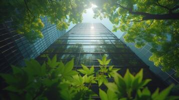 ai generado moderno Respetuoso del medio ambiente edificio con verde árbol ramas y sostenible vaso edificio. sostenible vaso edificio reduciendo calor y carbón dióxido. foto