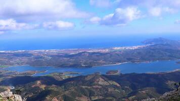 un panorámico ver desde el parte superior de el blanco montaña en el marroquí ciudad de tetuán video