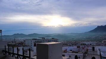 Panorama- Aussicht von tetouan Stadt und es ist hoch Berge im das Morgen video