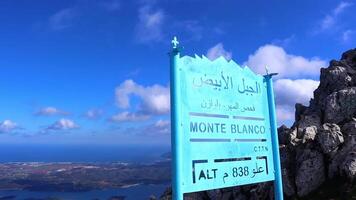 un panorámico ver desde el parte superior de el blanco montaña en el marroquí ciudad de tetuán video