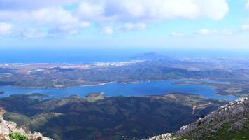 een panoramisch visie van de top van de wit berg in de Marokkaans stad van tetouan tijd vervallen video