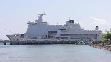 slecht, februari 08, 2024. ziekenhuis oorlogsschip behoren naar de Indonesisch nationaal leger. marine marines schip in hoofd marine- baseren kade van slecht, Indonesië video