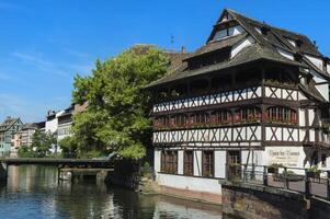 Estrasburgo, Francia, 2017, maison des curtidores y enmaderado casas a lo largo el enfermo canal, chiquita Francia distrito, Estrasburgo, alsacia, bas rin departamento, Francia foto