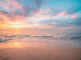 ai generado hermosa tropical playa y mar a puesta de sol hora para viaje y vacaciones. foto