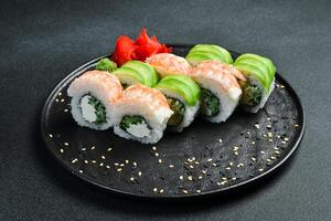 Sushi rodar conjunto con camarón, aguacate y crema queso Filadelfia. asiático cocina. parte superior vista. gratis espacio para tu texto. foto