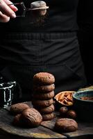 chocolate duende galletas con maní mantequilla relleno. macro foto. en un negro antecedentes. foto