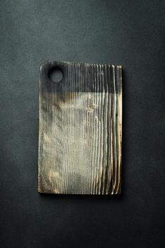 cocina corte tablero. cocina utensilios en un oscuro antecedentes. parte superior vista. gratis espacio para texto. foto