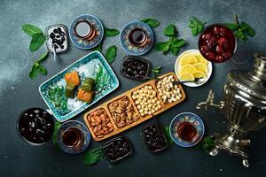 té ceremonia. azerbaiyano tradicional servicio de té. té, seco frutas y nueces. parte superior vista. foto